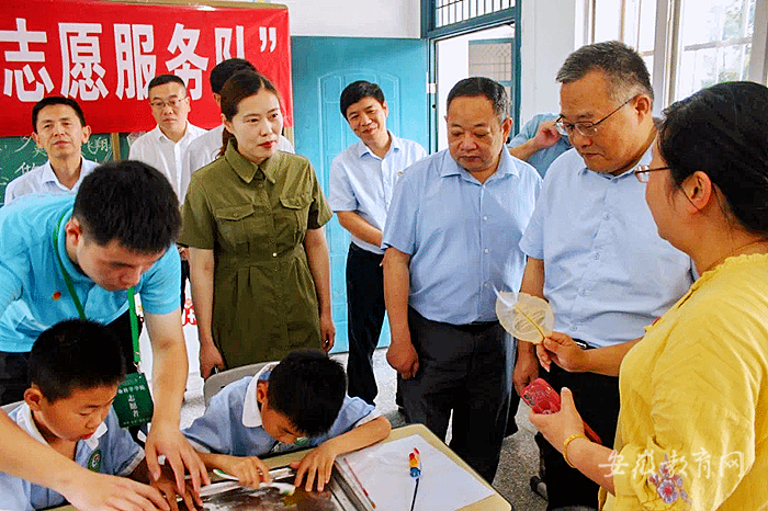 beat365中国官方网站调研大学生暑期“三下乡”社会实践校地合作情况并看望慰问师生团队1_副本.png